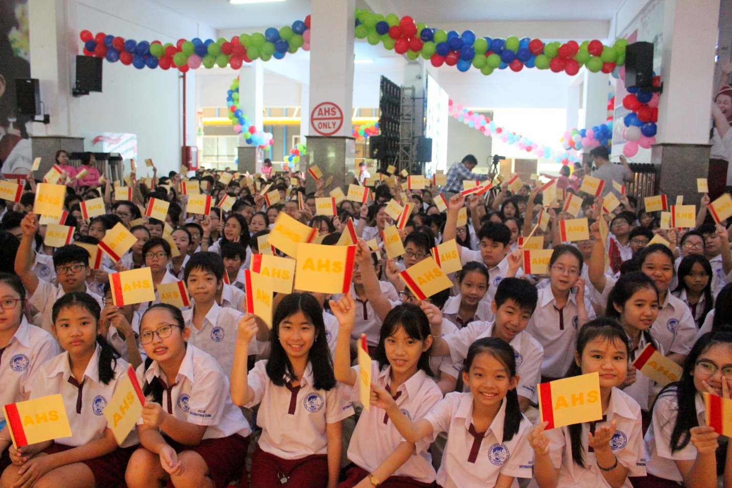 A colorful opening ceremony with 9000 students of the Asian International School.