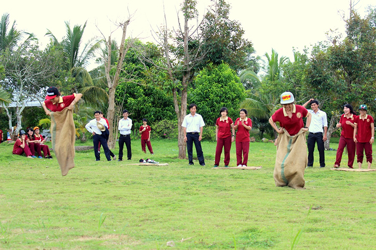 Thi nhảy bao bố