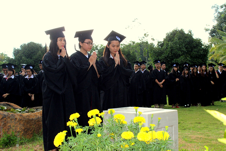 Các em học sinh tỏ lòng thành kính trước các bậc tiền nhân