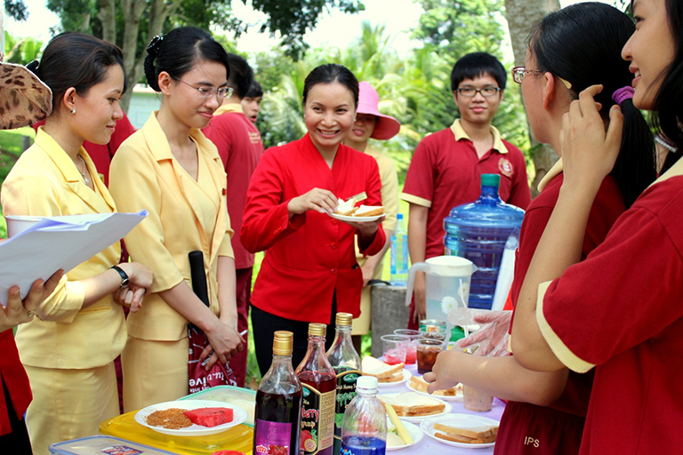 Niềm vui của Ban giám khảo khi thưởng thức món ăn do chính học sinh thực hiện